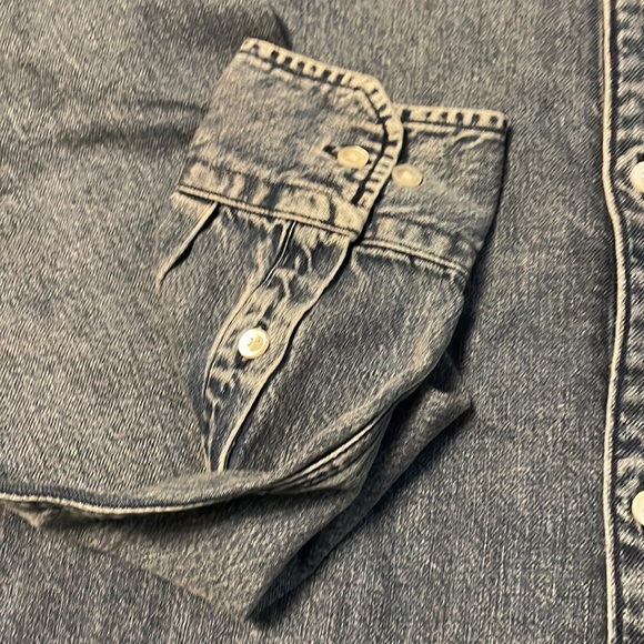 NWT LEVIS MEDIUM WASH OVERSIZED DENIM SHIRT - Picture 4 of 7